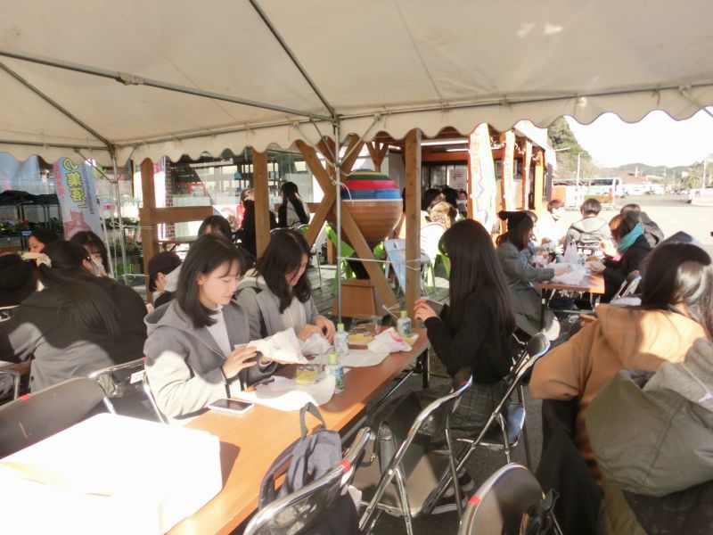 thưởng thức món hamburger Sasebo